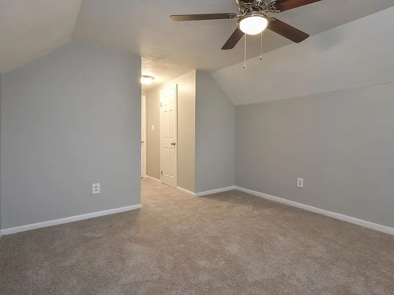 1423 Goldfinch Ln — Photo 29