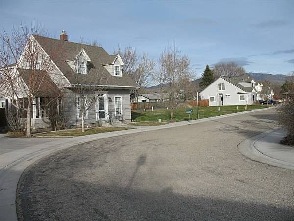 2nd image of 860 W Rollins St