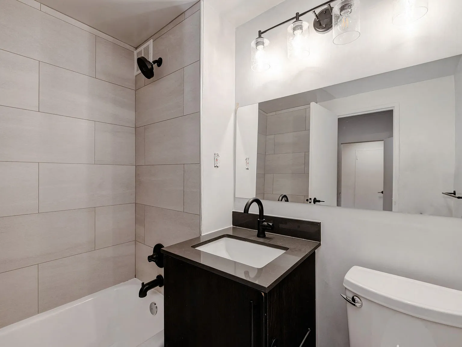 Quebec House Apartments — Photo 4
