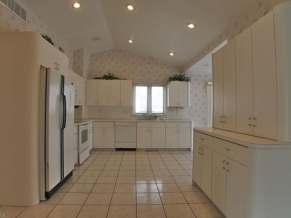 5th image of 24383 Maidstone Ln