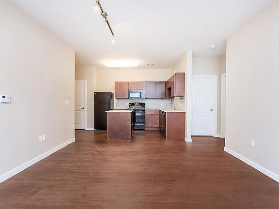 4th image of 11930 Leopard St