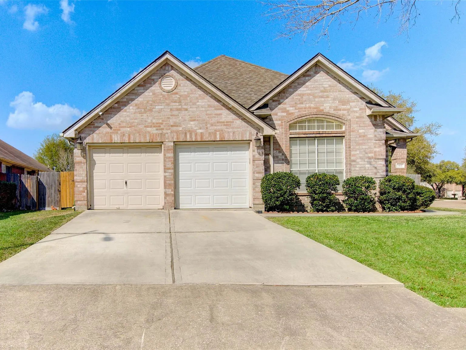 3 bed, 2.5 bath, 2399 sqft, $2,500 — Photo 1