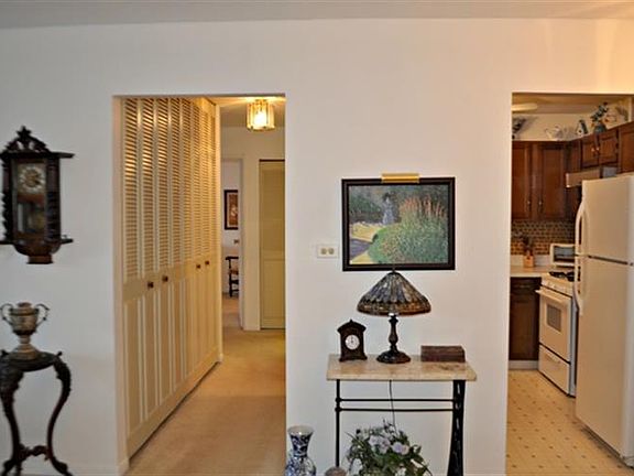 4th image of 909 E Kenilworth Ave Unit 210