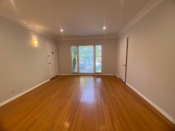 3rd image of 424 N Van Ness Ave