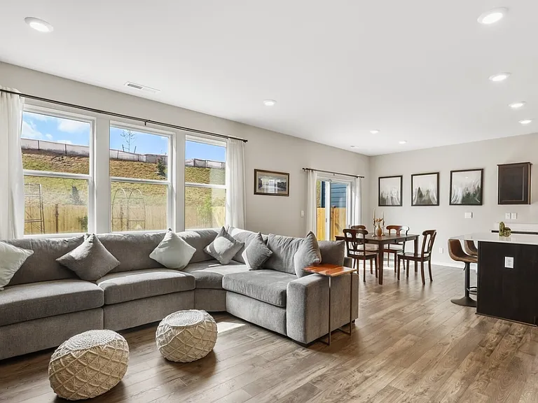 6016 Addison Rd SW — Photo 4