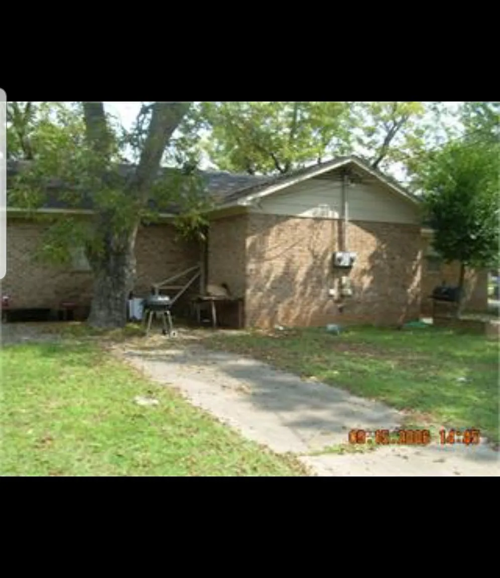 1023 University Street — Photo 2