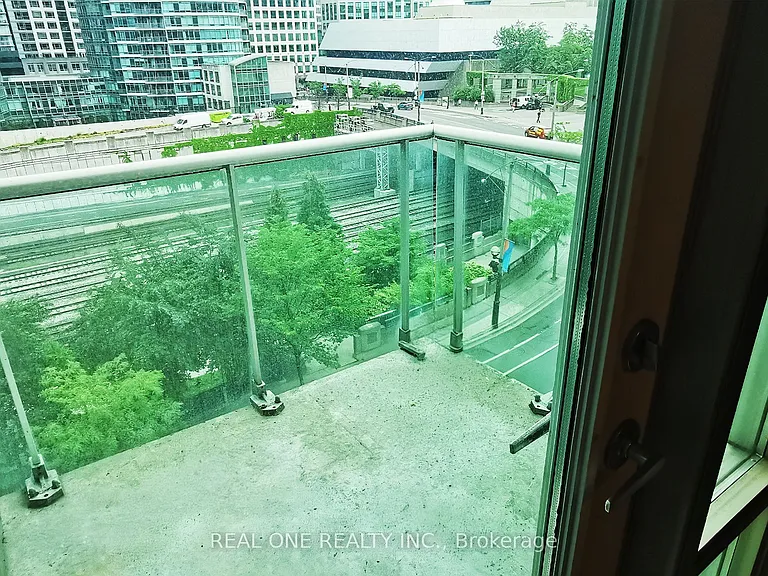 81 Navy Wharf Ct #810 — Photo 24