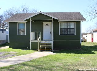 927 Goliad Rd, Floresville, TX 78114