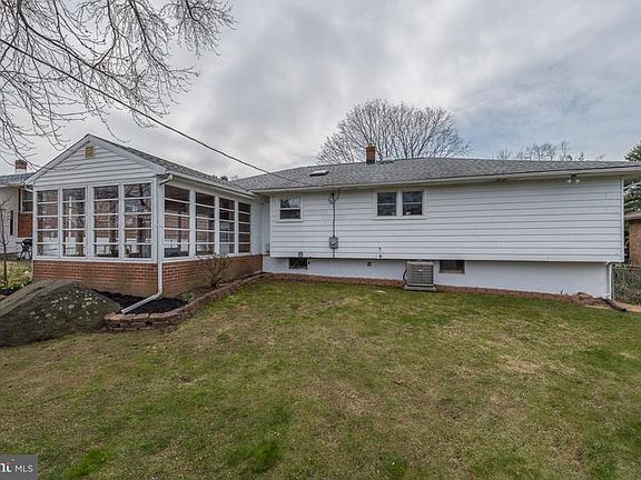 3rd image of 1819 Walter Dr