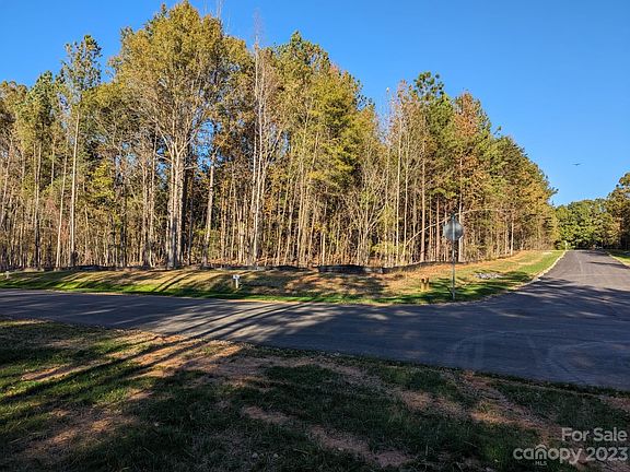 2nd image of 220 Heathland Dr #20