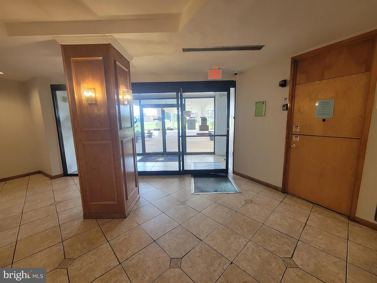2 bed, 1.5 bath, 978 sqft, $1,800 — Photo 3