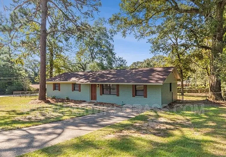 119 Sharon Ct — Photo 1