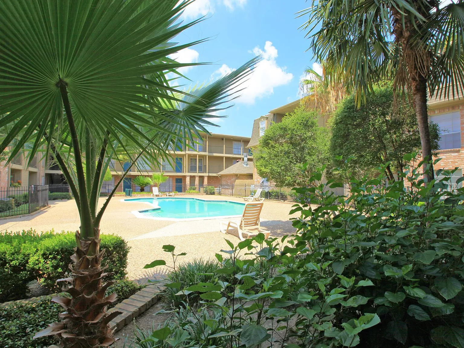 Sterling Point Apartments — Photo 2