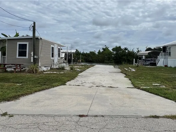 3900 Royal Palm Dr, Saint James City, FL 33956