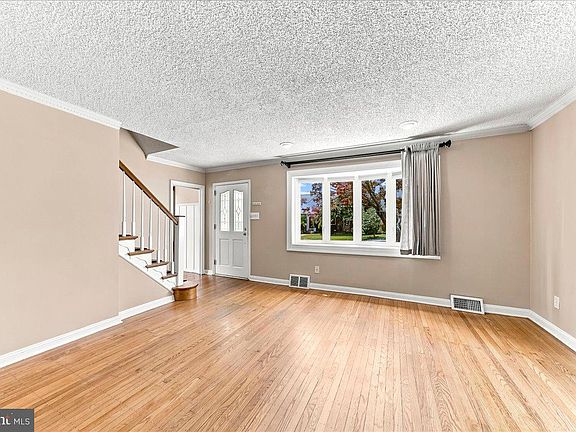 5th image of 413 Lindsay St