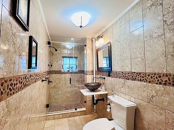 4th image of 231 Vernon Ave #1