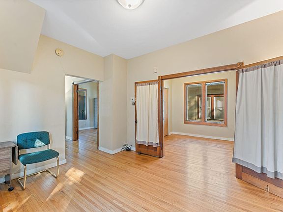 4th image of 1076 25th Ave SE