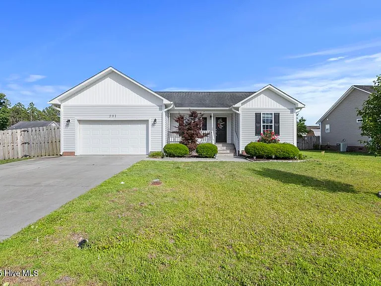 301 Pine Ridge Ln — Photo 1