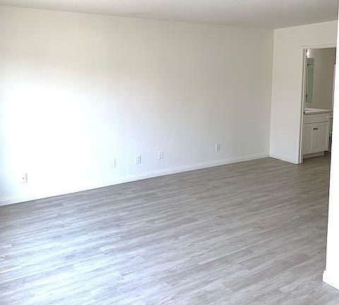 4th image of 2321 N Niagara St #L