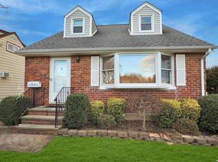 102 Vincent Rd, Hicksville, NY 11801