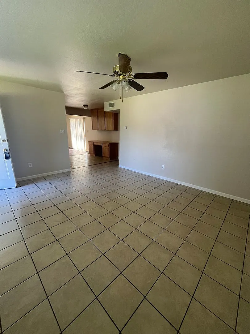 4 Bed with Pool! — Photo 4