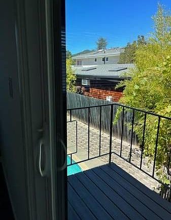 5th image of 927 E Blithedale Ave #11