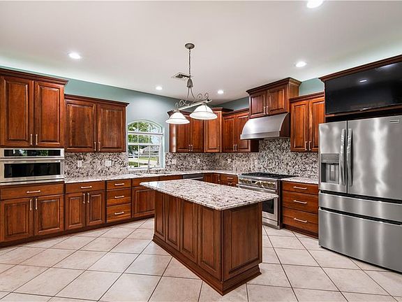 4th image of 121 Leigh Ln
