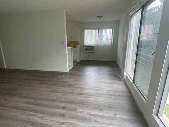 3rd image of 838-844 S Wilton Pl #844-1