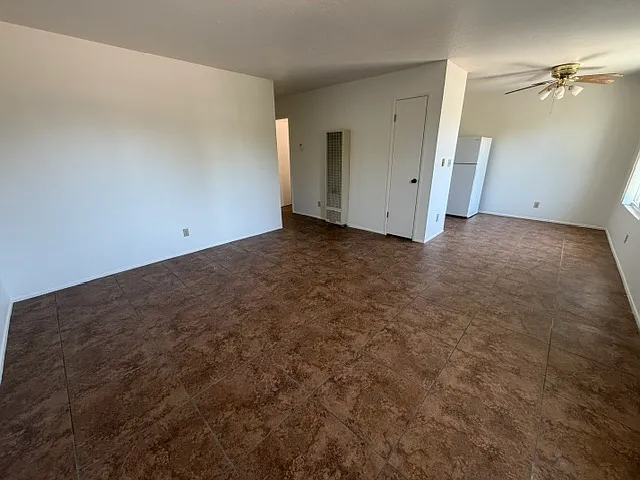 123 E Walnut St #F — Photo 8