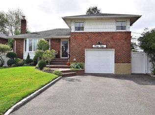 4050 Bayberry Ln, Seaford, NY 11783