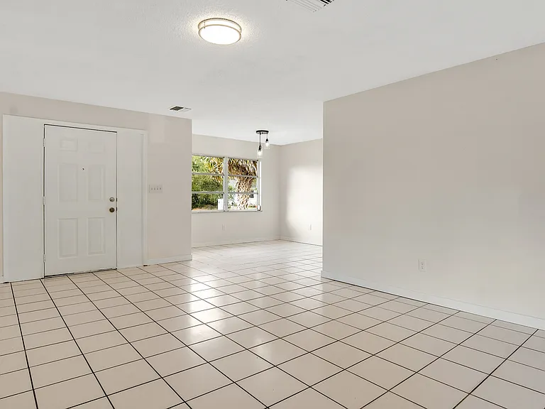 2459 Hope Ave — Photo 4