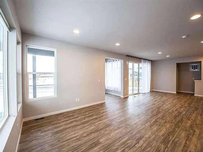 2633 Conquest St S — Photo 6