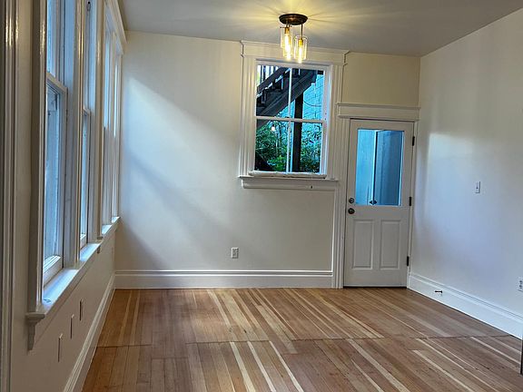 5th image of 129 Connecticut St