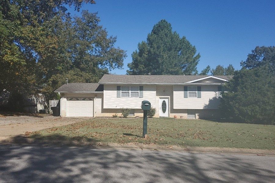 1st image of 2641 Crestwood Dr