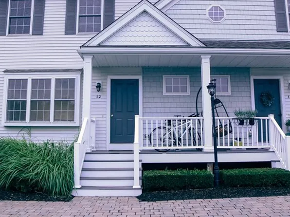 401 W Center St APT E2, West Bridgewater, MA 02379