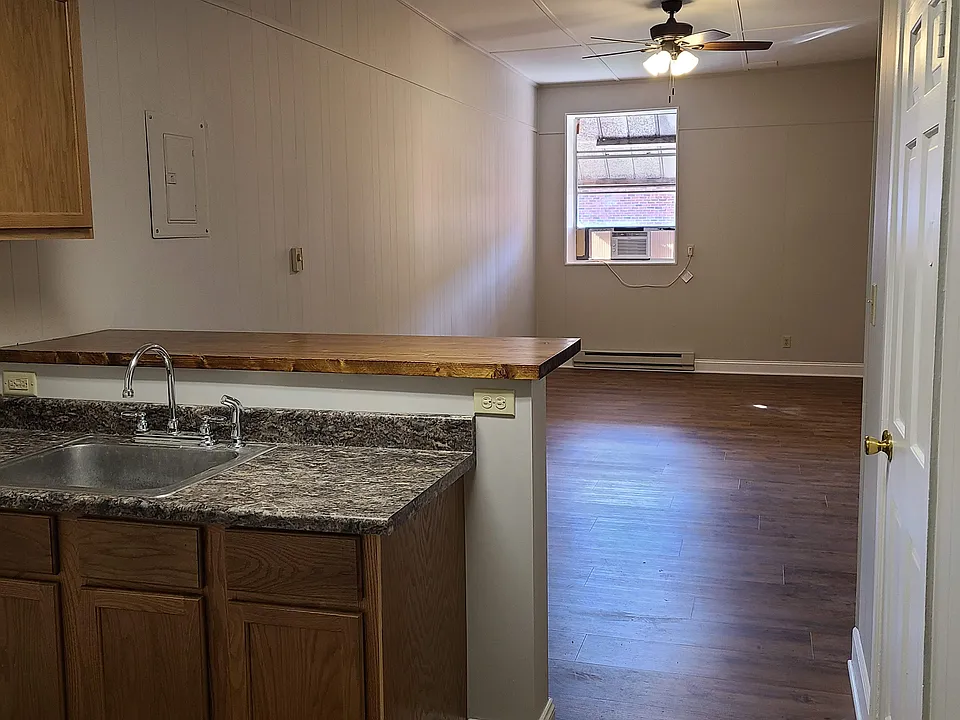 322 1/2 S Main St #4