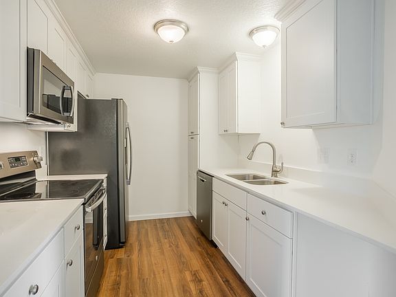 5th image of 2627 Lincoln Way