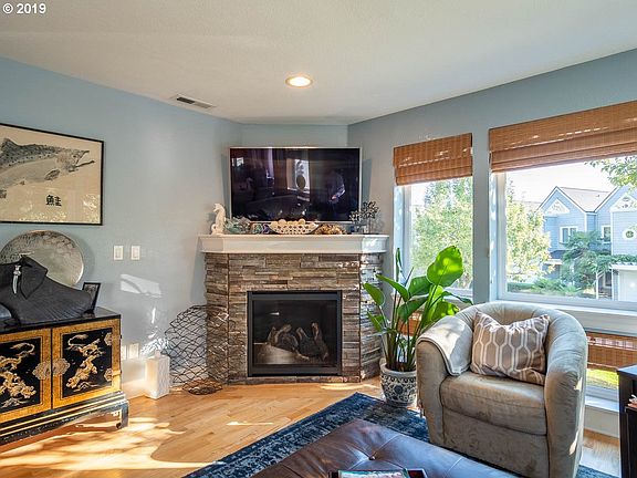 3rd image of 520 SE Columbia River Dr APT 115