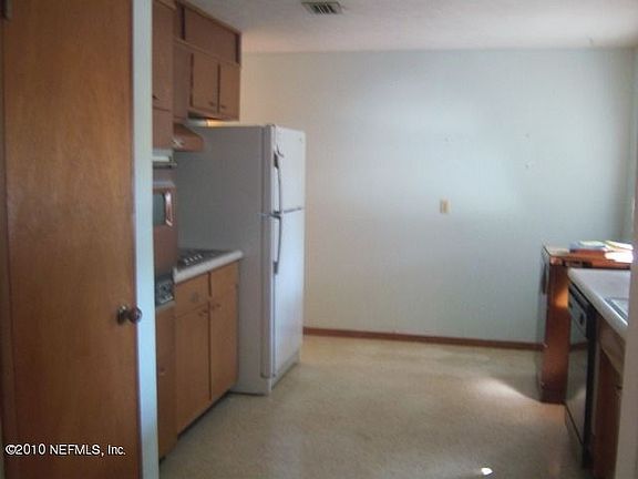 4th image of 2422 Burlingame Dr W