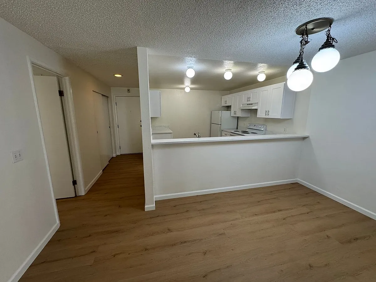 Building Photo - 6479 137th Ave NE #361