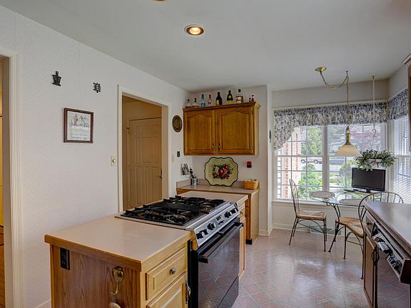 5th image of 532 Thorngate Pl