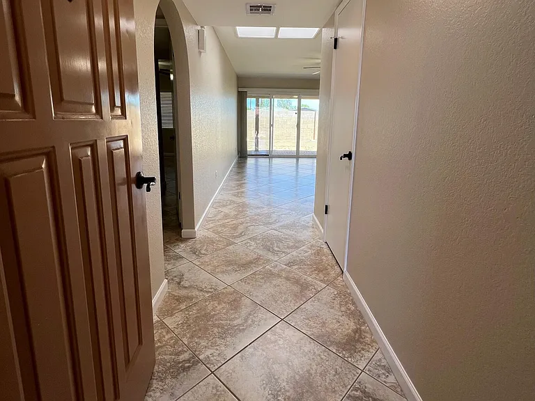 2534 E Villa Theresa Dr — Photo 2