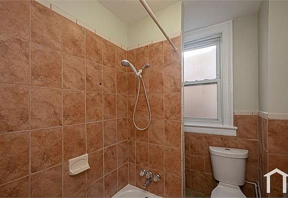 4th image of 429 S 6th St Floor 1