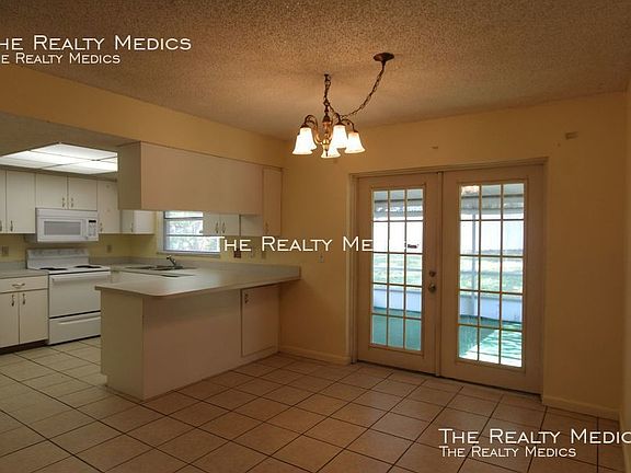 4th image of 1305 Ferendina Dr