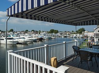 25 Ocean Watch Ct, Freeport, NY 11520