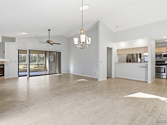 3rd image of 47 Chinaberry Cir