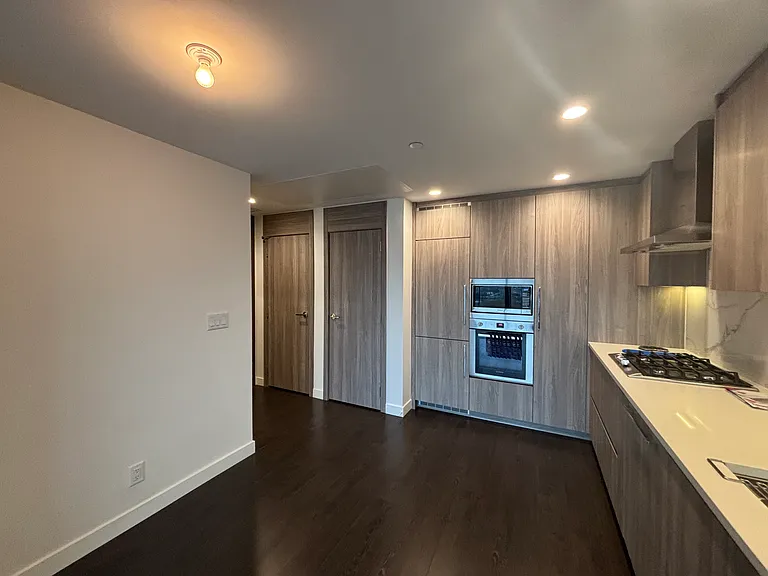 4890 Lougheed Hwy #401 — Photo 4
