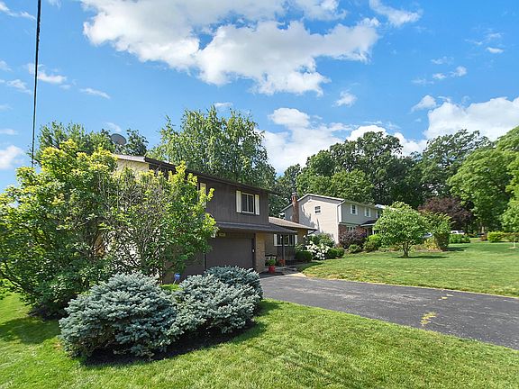 3rd image of 107 Cottswold Dr