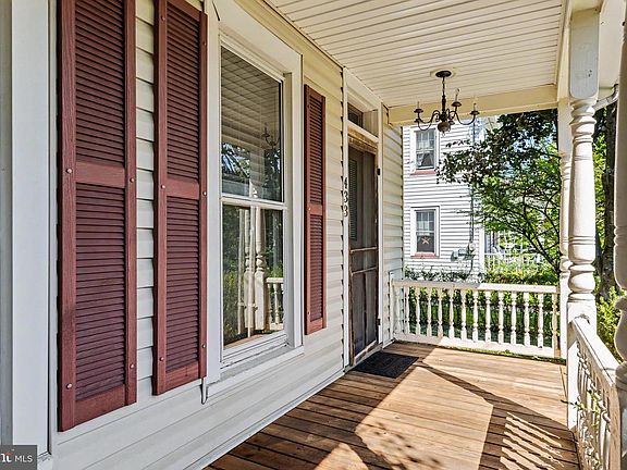 3rd image of 433 Easton Rd