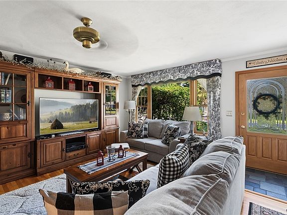 3rd image of 5812 Winacre Dr